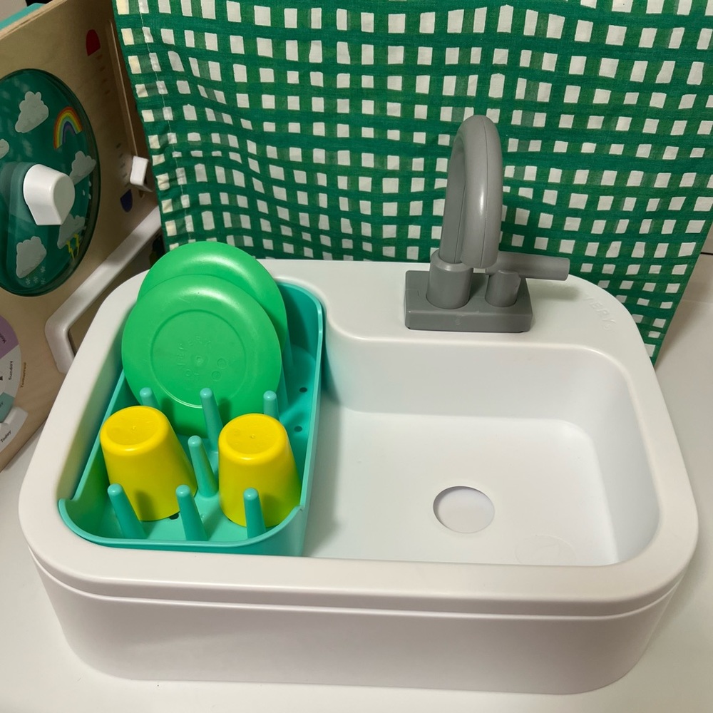 Lovevery sustainable Sink with bio-based cups and plates